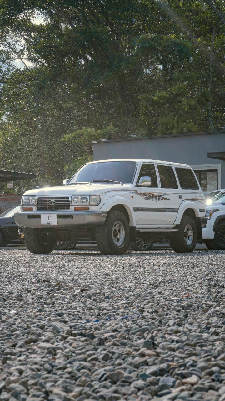 TOYOTA BURBUJA LAND CRUISER VX 4.500 GASOLINA 2004 en Villavicencio - JJ AUTOS