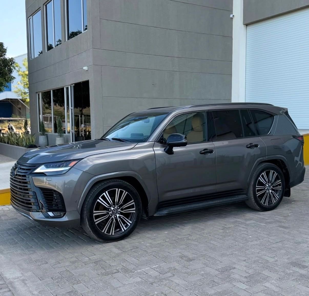 LEXUS LX 700h 2026-0km - foto 2