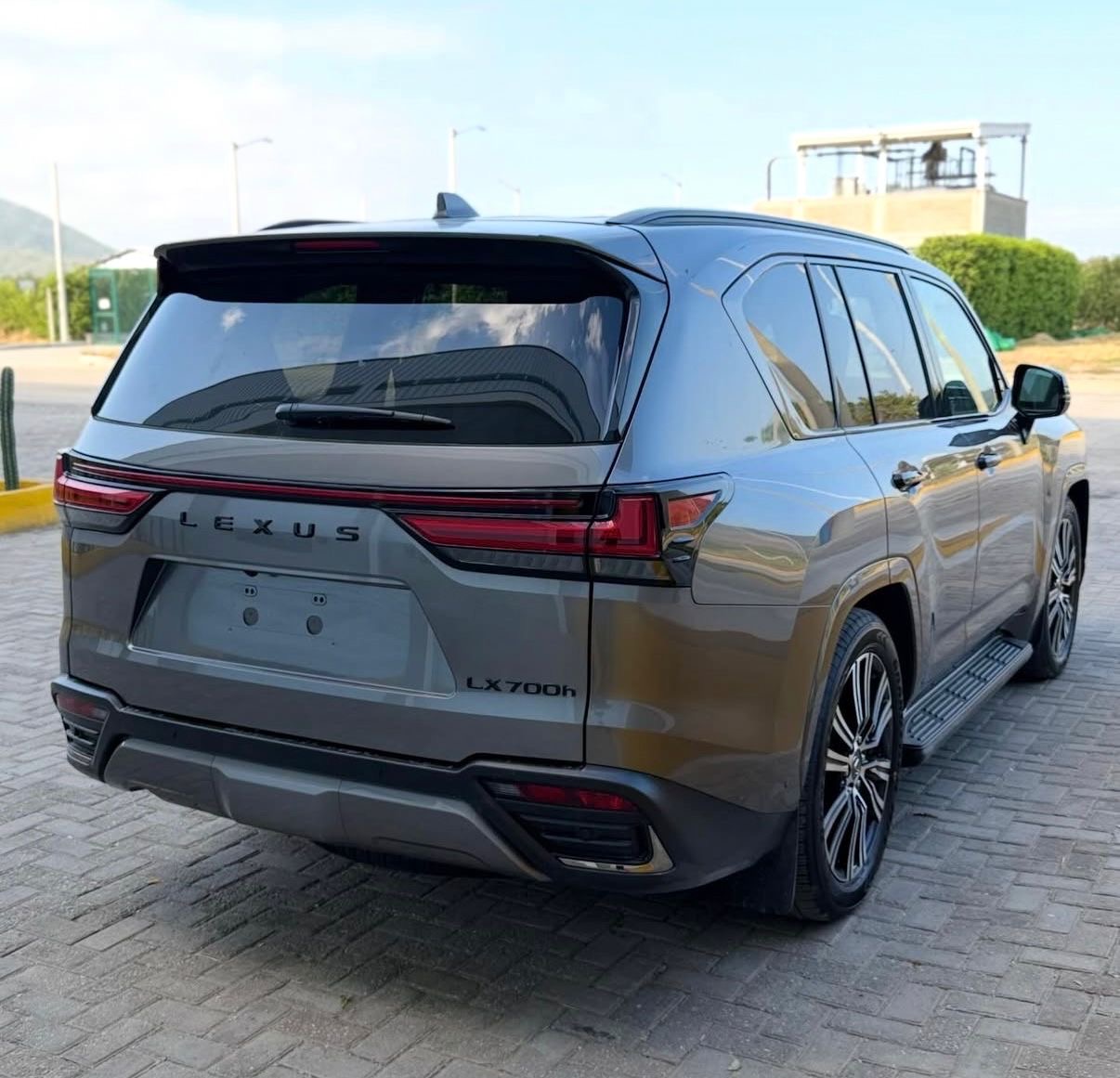 LEXUS LX 700h 2026-0km - foto 3