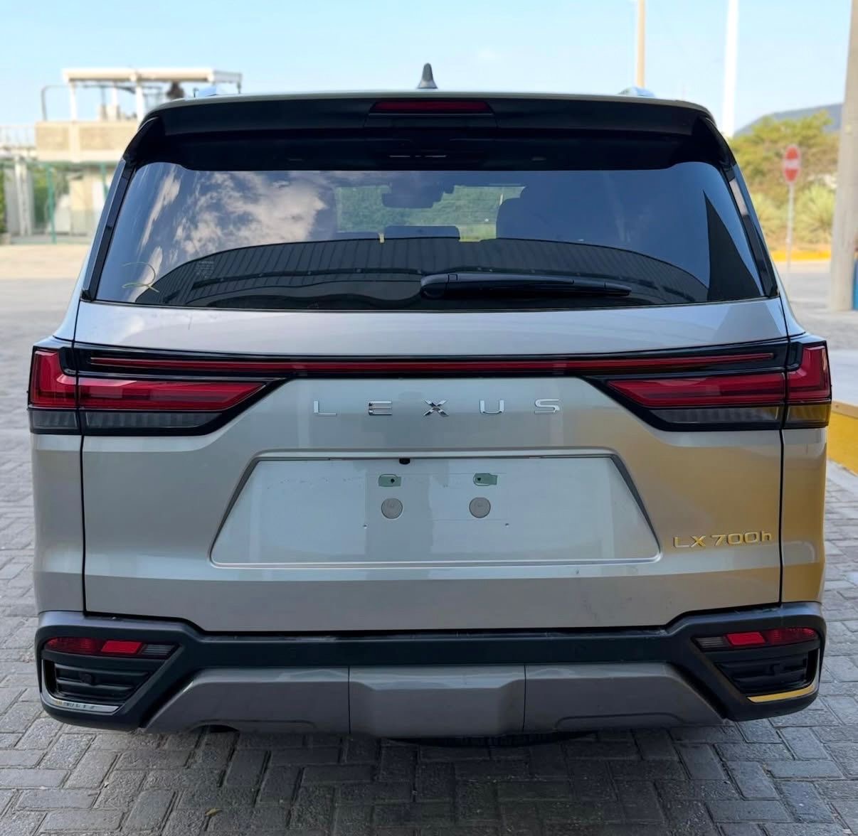 LEXUS LX 700h 2026 -0km - foto 5