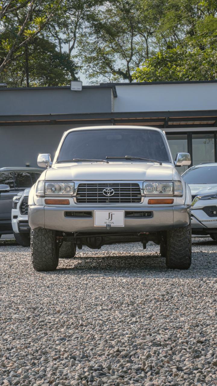 TOYOTA BURBUJA LAND CRUISER VX 4.500 GASOLINA 2004 en Villavicencio - JJ AUTOS