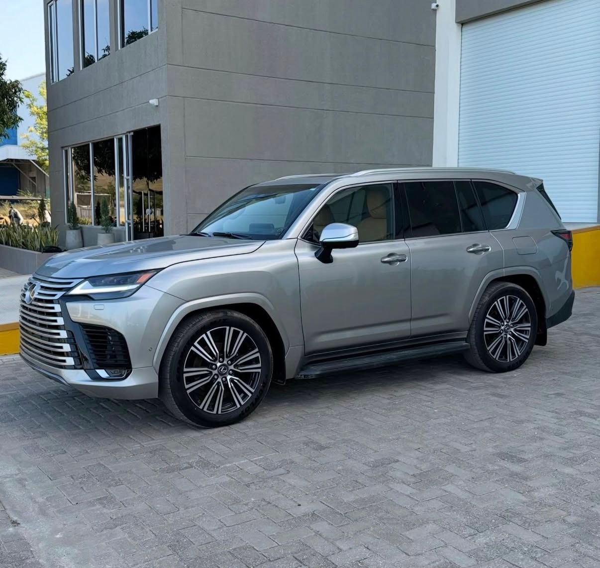 LEXUS LX 700h 2026 -0km - foto 3