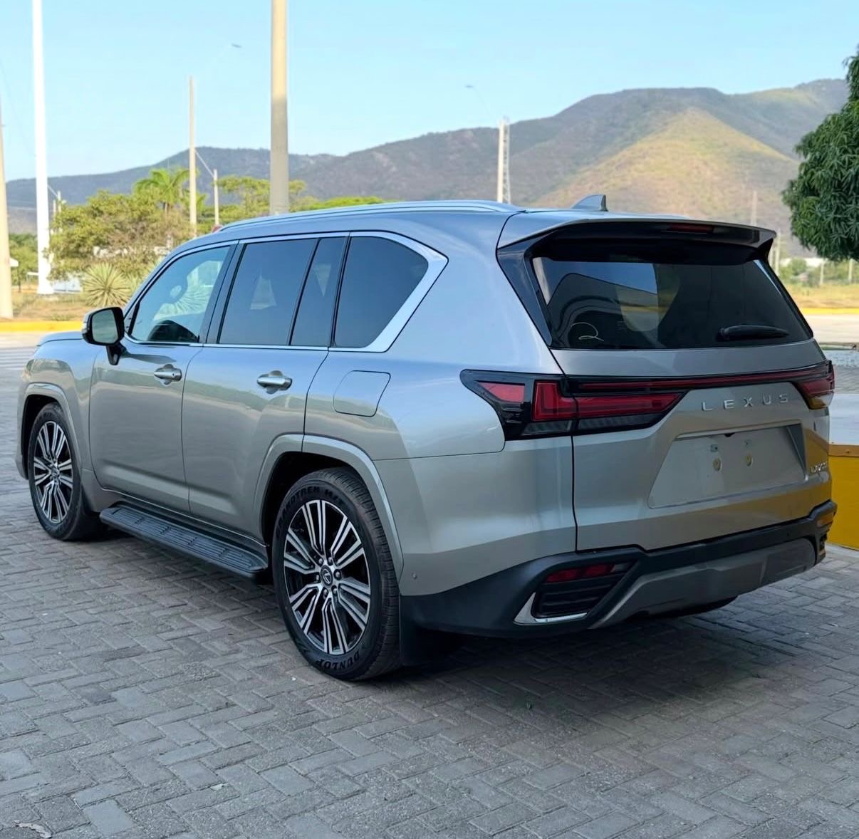 LEXUS LX 700h 2026 -0km - foto 4