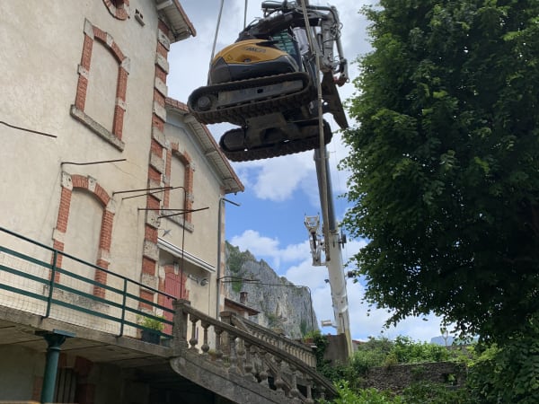 Engin amené par grue