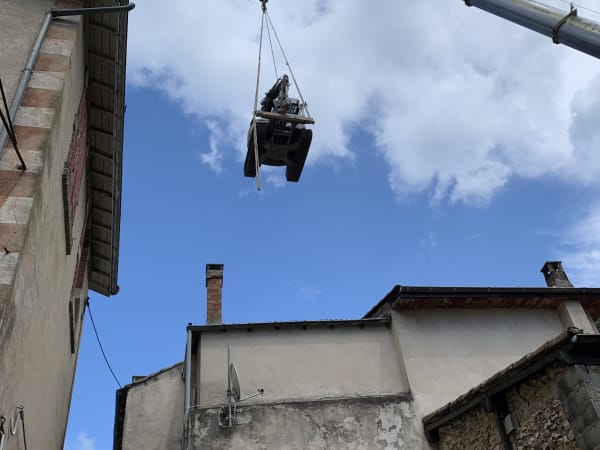 Engin amené par grue