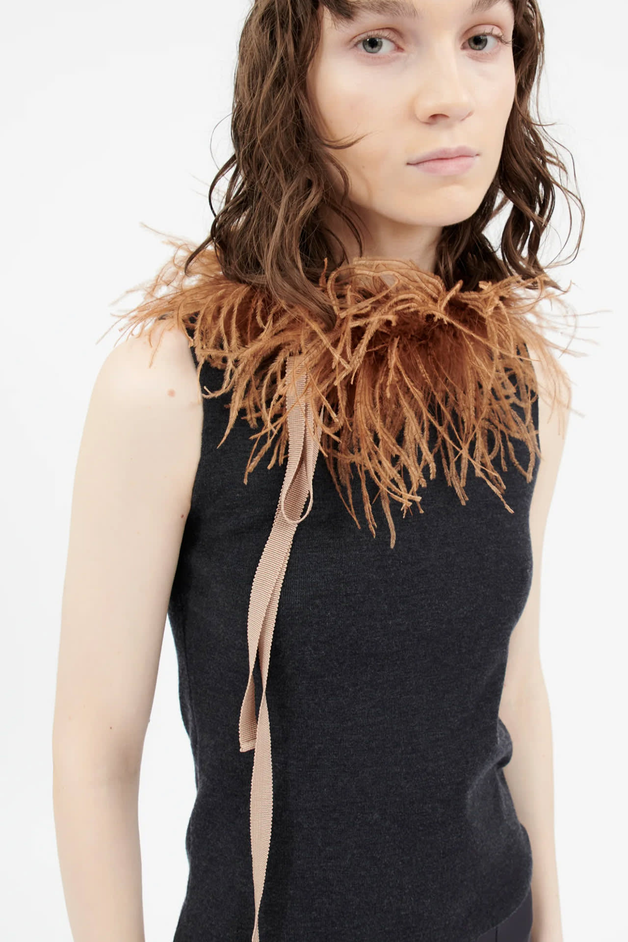 Odeeh, Kragen, Straußenfedern