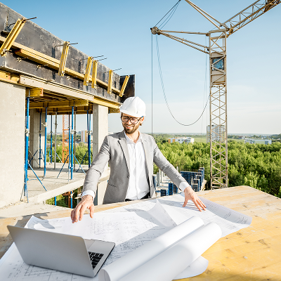 Ingeniero con planos en obra