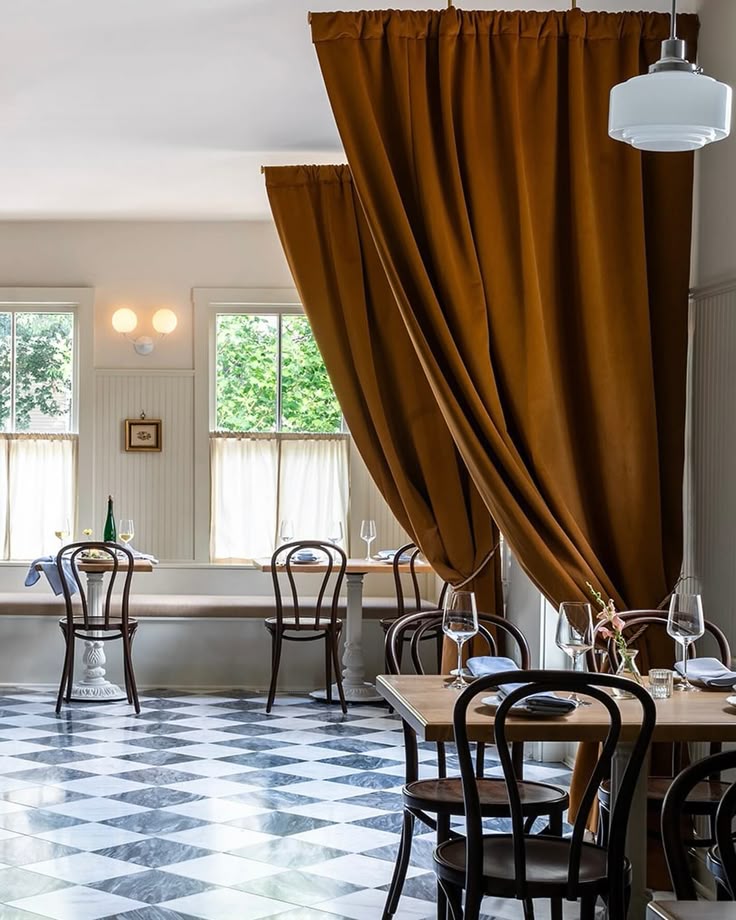 Hotels & Restaurants