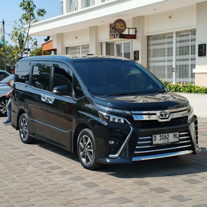 Toyota Voxy 2.0 2020 Black - DP 15 Juta - Bandung