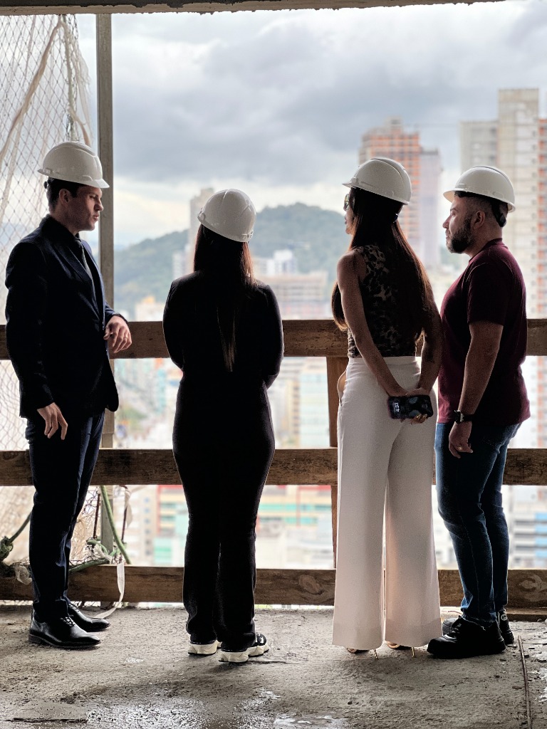Samuel Terres em obra com skyline de Balneário Camboriú