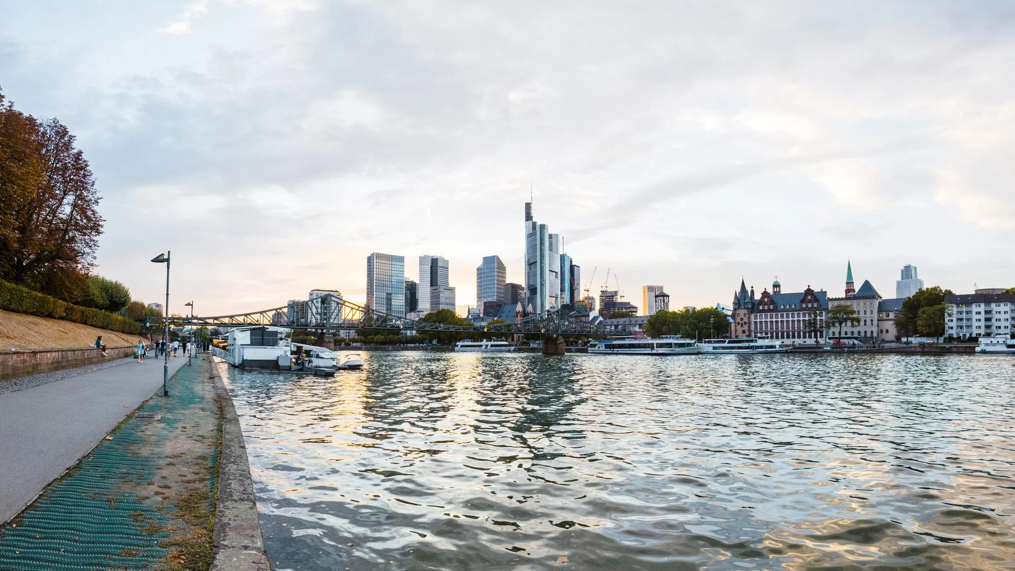 Servizio di trasferimento privato a Düsseldorf — da aeroporto al centro città
