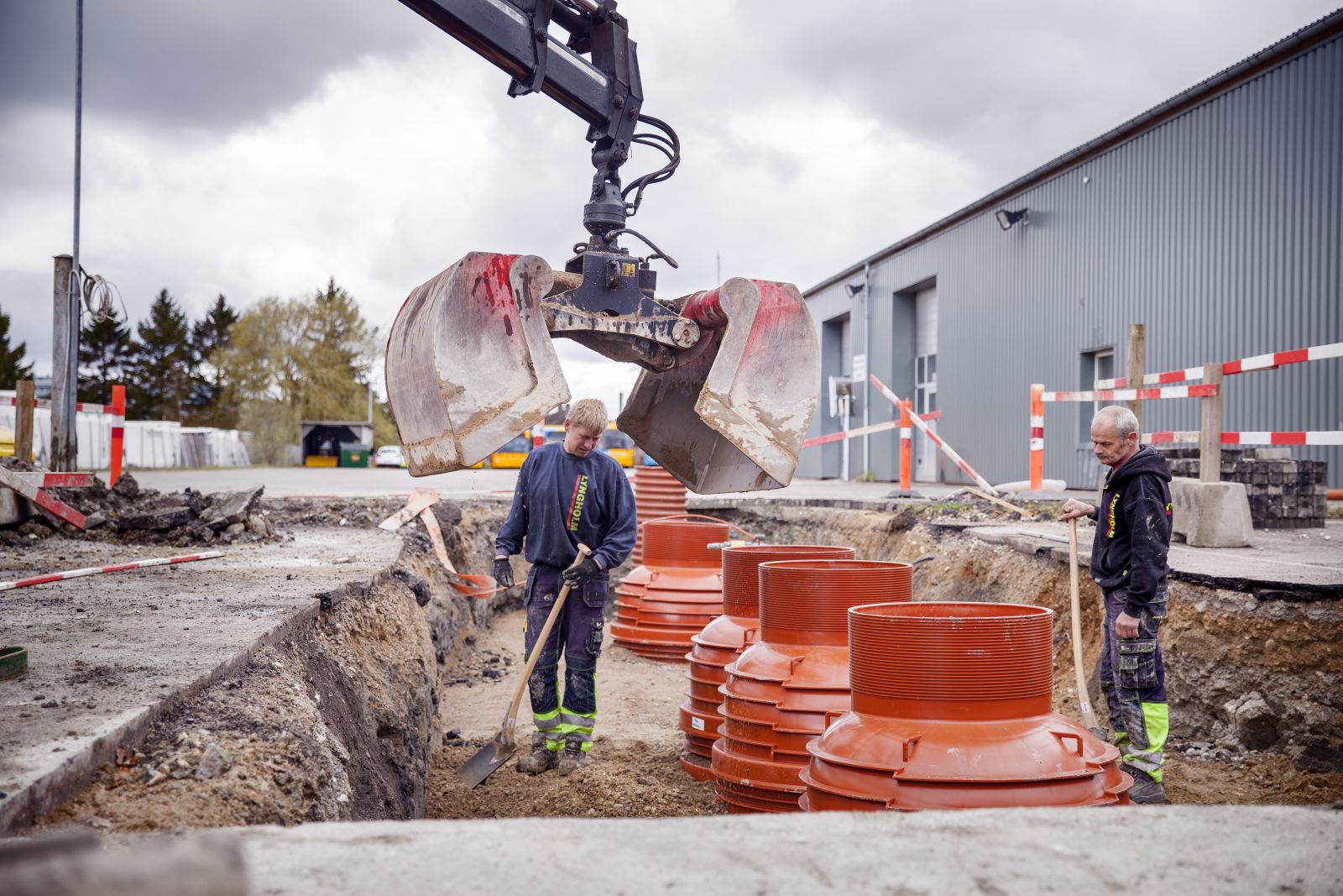 To af Lyngholm’s arbejdsfolk i gang med kloakrenovering