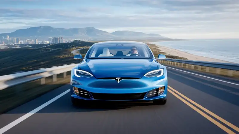 Tesla anunță noi versiuni pentru camionul Semi, Elon Musk reafirmă producția de volum în acest an