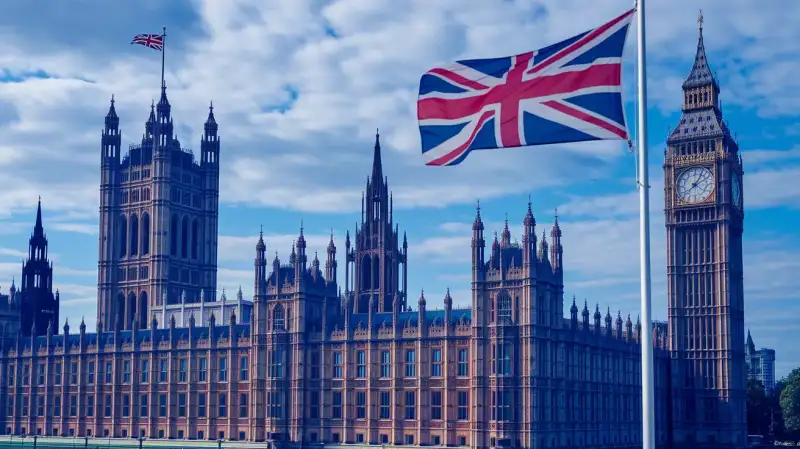 Lira Sterlină Scade pe Fondul Crizei Politice din Marea Britanie