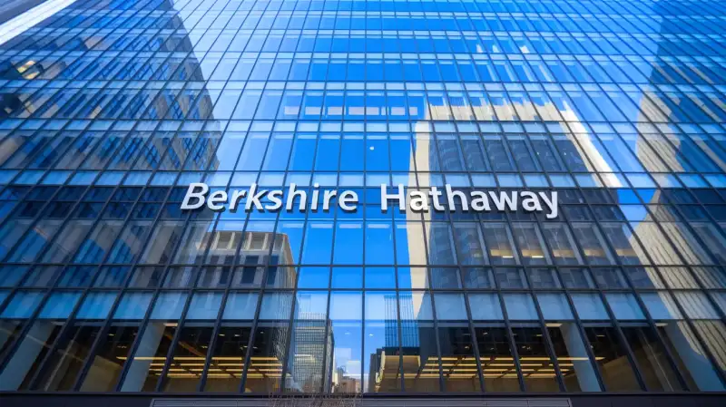 Berkshire Hathaway în Schimbare: Buffett Se Retrage, Abel Se Confruntă cu Noi Provocări