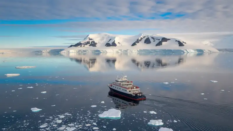 Antarctica se topește de dedesubt, iar oamenii de știință spun că este mai grav decât se aștepta