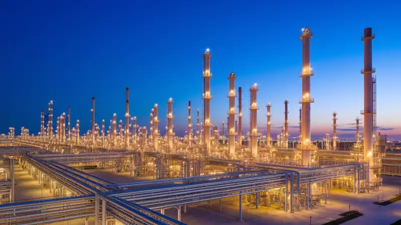 Israel lovește o uzină petrochimică iraniană în timp ce războiul escaladează