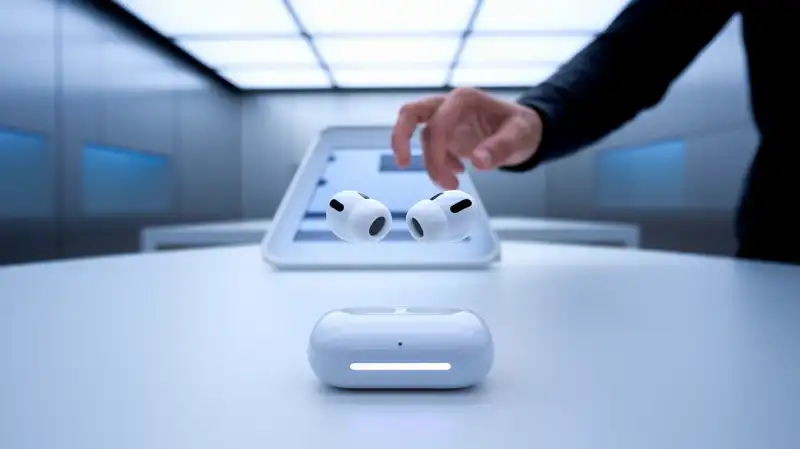 Apple Pregătește AirPods cu Inteligență Artificială și iPhone Pliabil pentru 2027