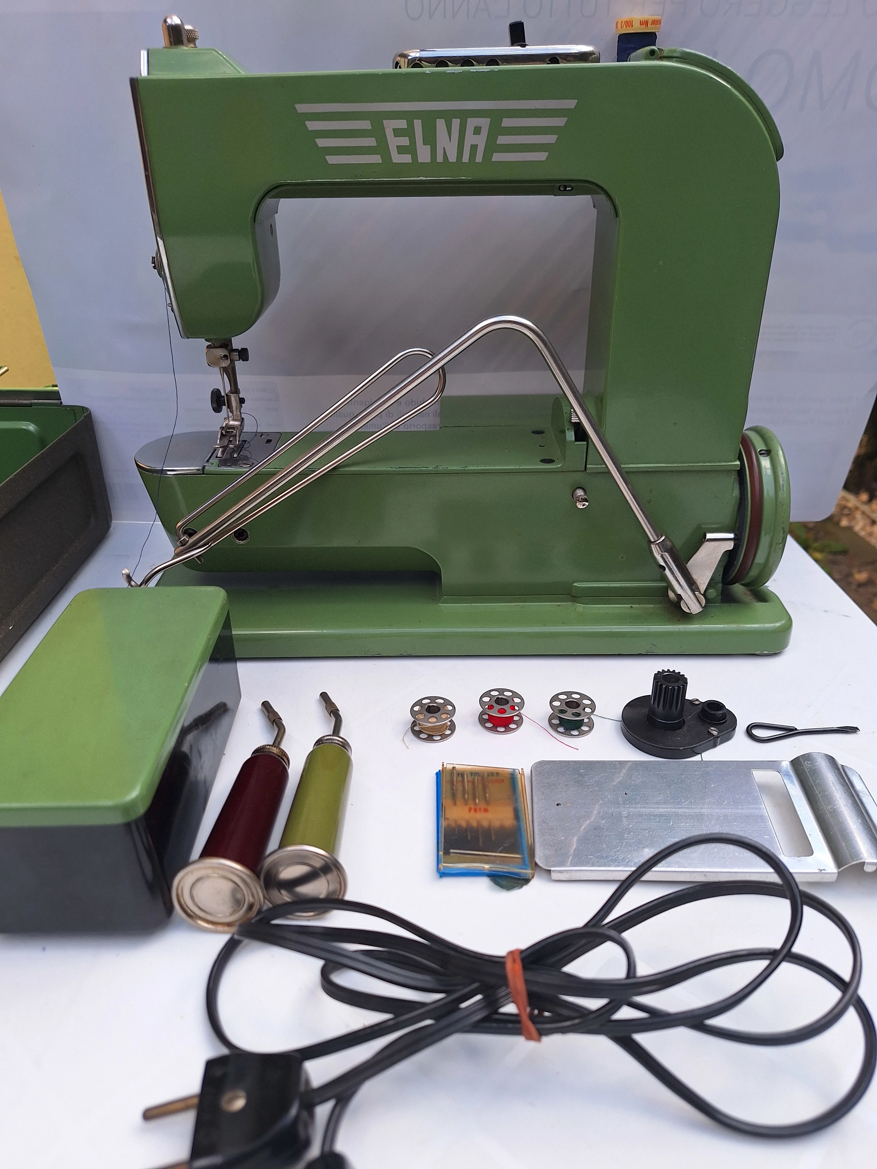 Macchina da Cucire Vintage Elna Grasshopper - Anni '40/'50 - Made in Switzerland con Accessori