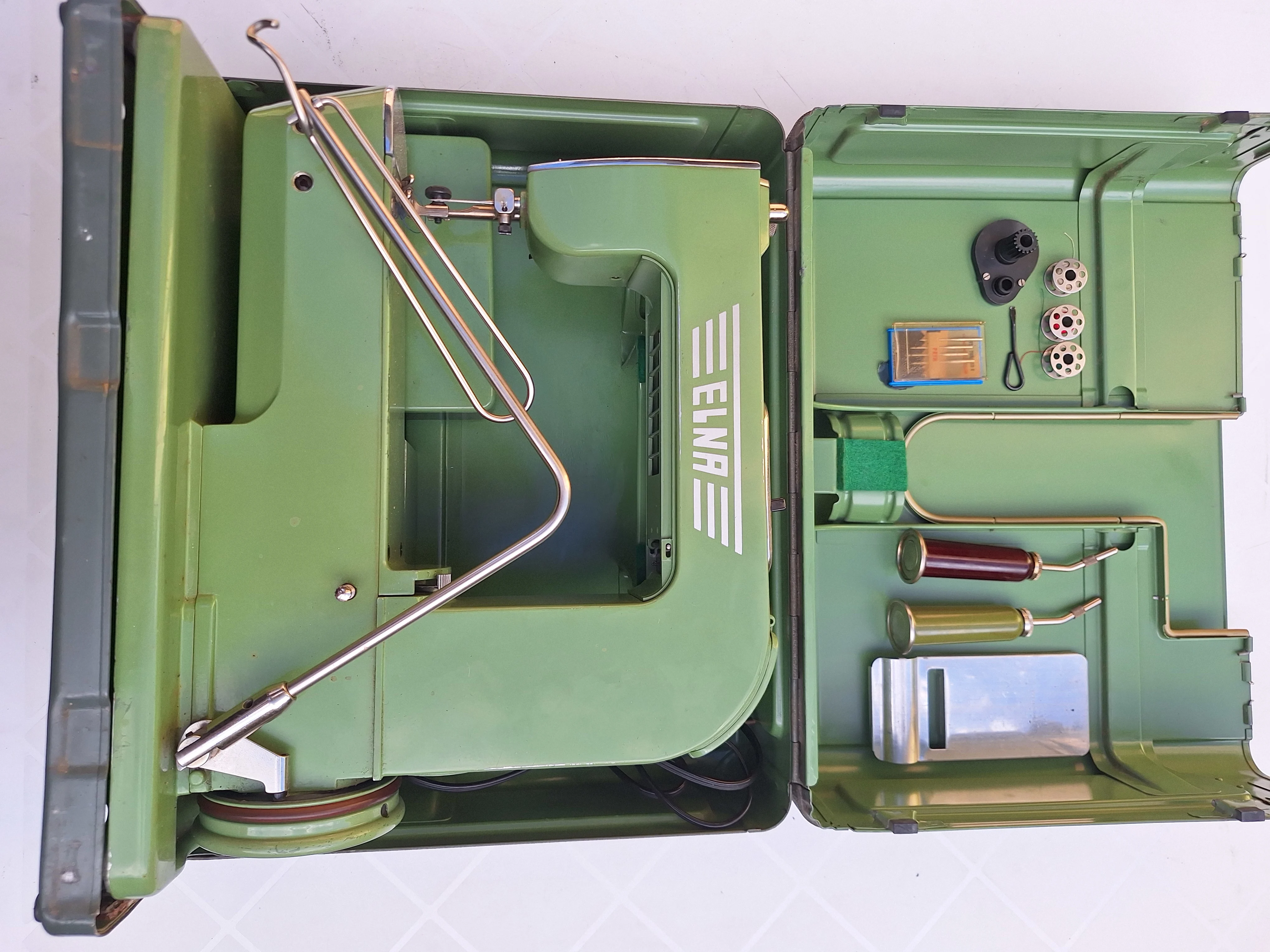 Macchina da Cucire Vintage Elna Grasshopper - Anni '40/'50 - Made in Switzerland con Accessori - view 2