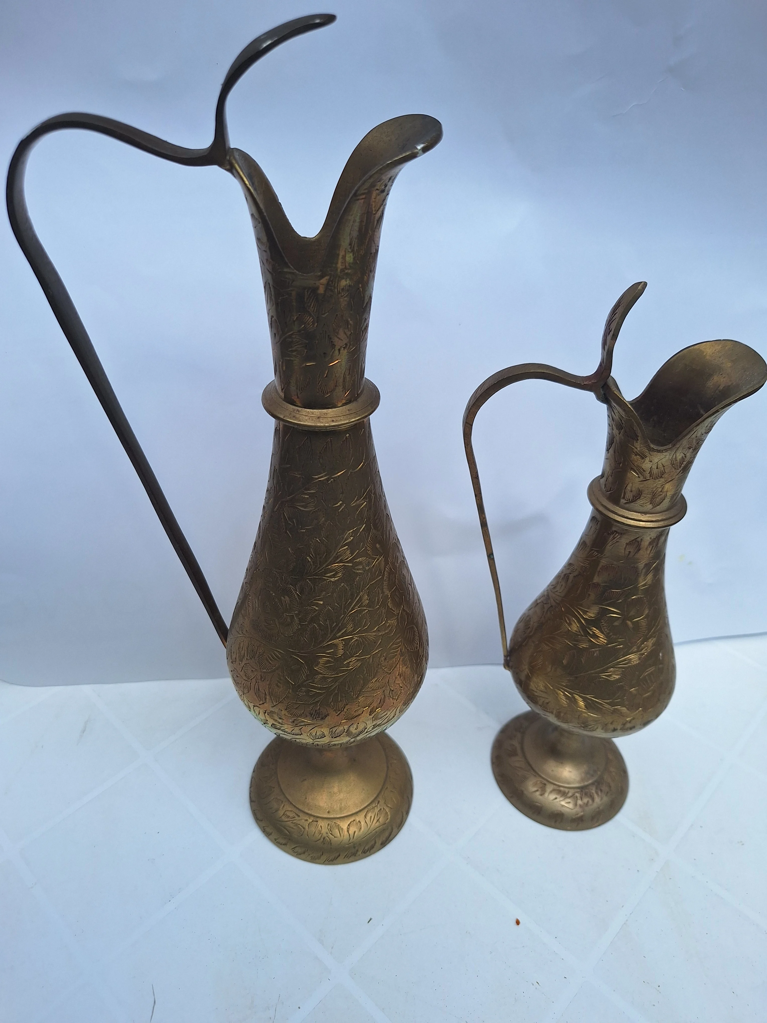 Coppia di Vasi/Brocche Vintage in Ottone Inciso a Mano – Artigianato Indiano