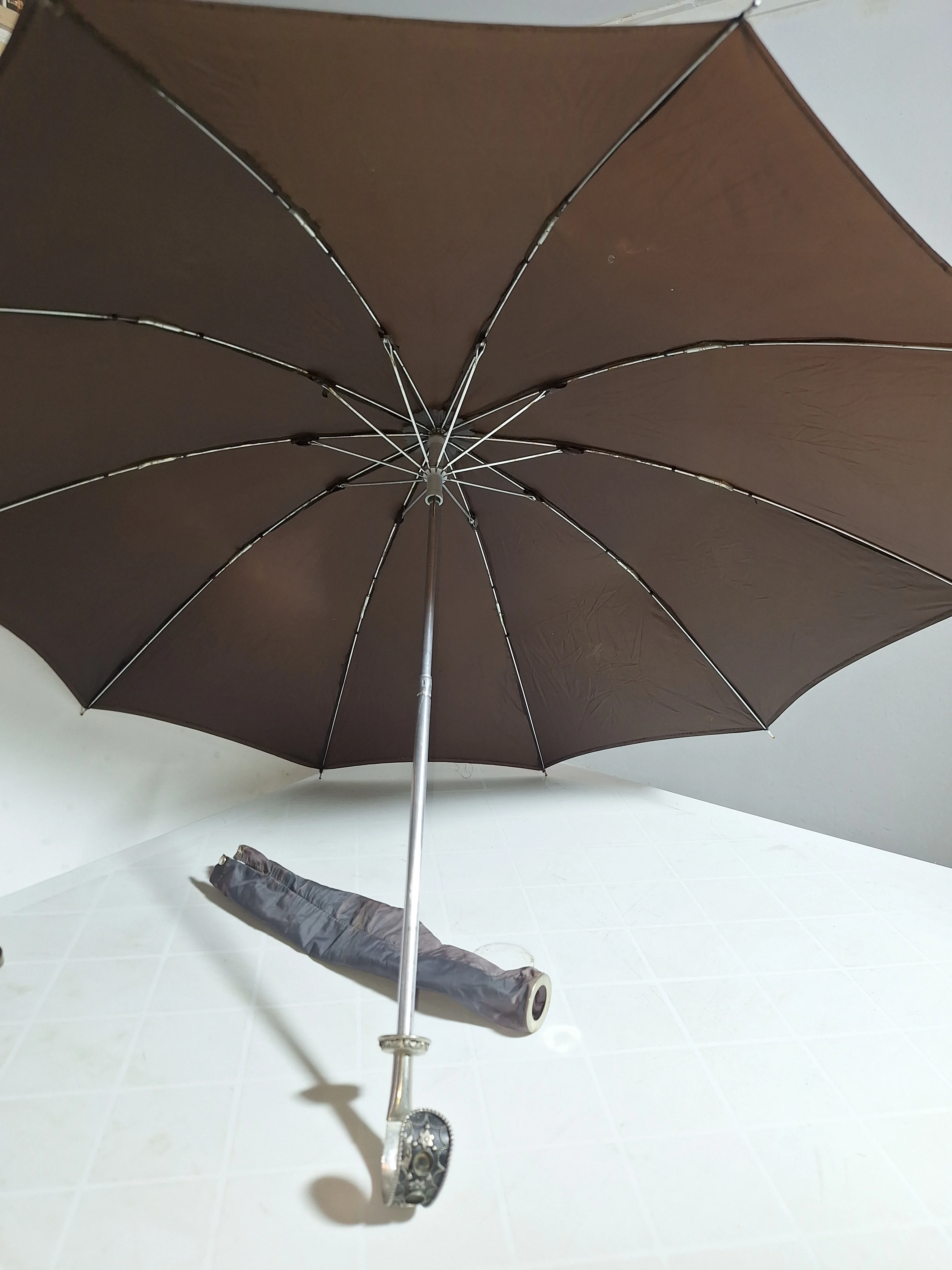 Elegante Ombrello Vintage da Signora con Maniglia Decorata e Custodia Originale