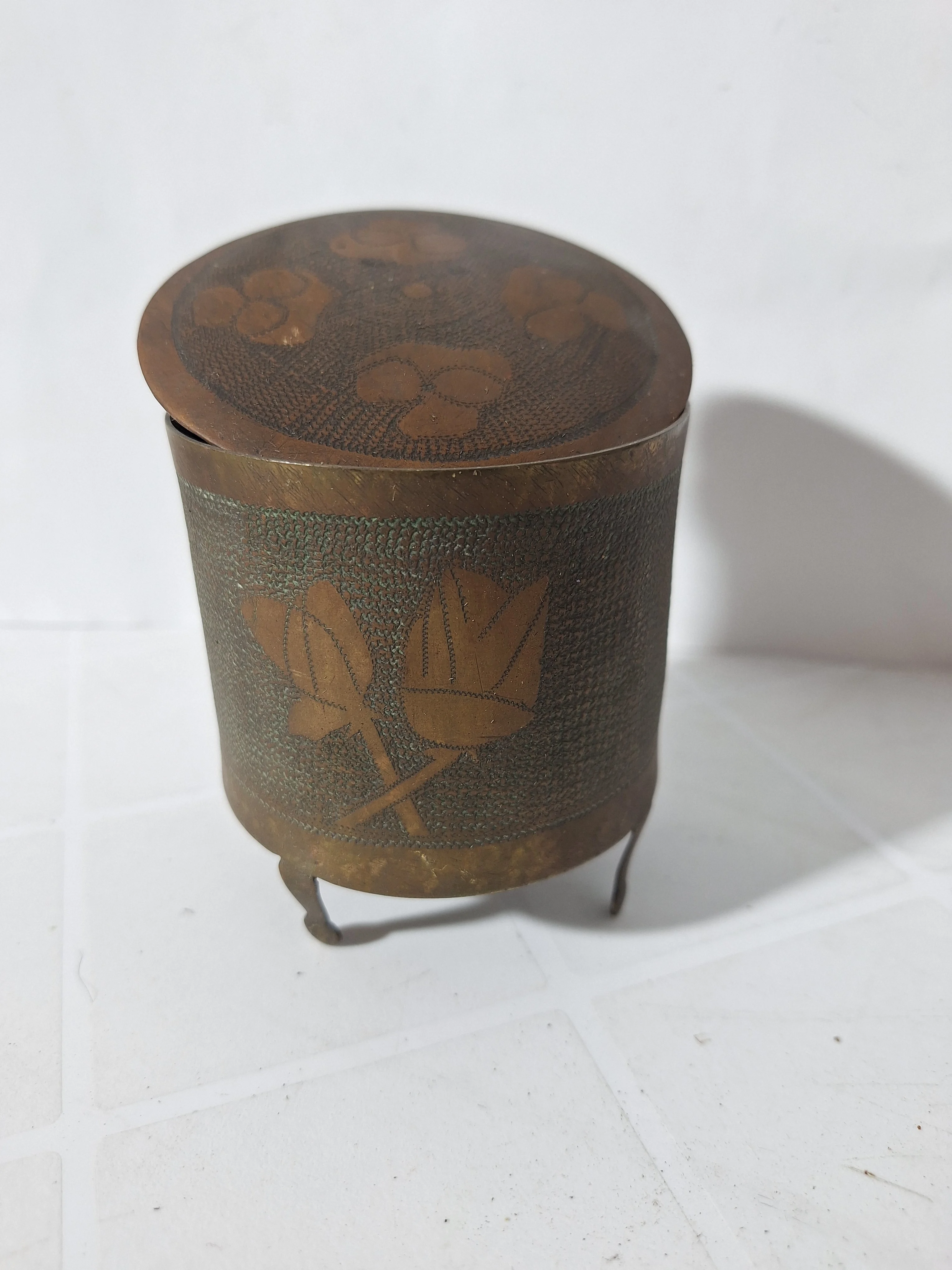 Portacenere Vintage in Ottone Inciso con Coperchio – Elegante Oggetto da Scrivania d’Epoca