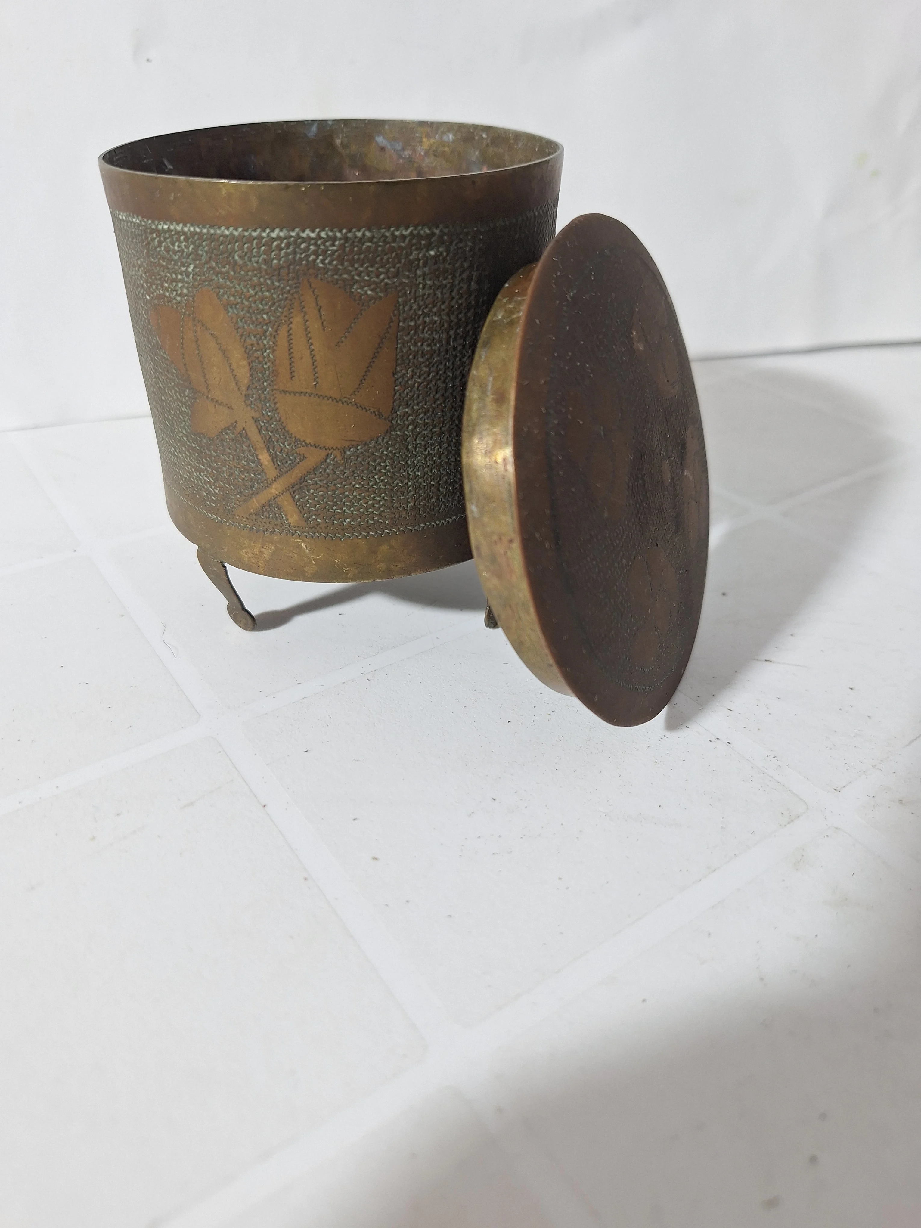 Portacenere Vintage in Ottone Inciso con Coperchio – Elegante Oggetto da Scrivania d’Epoca - view 2