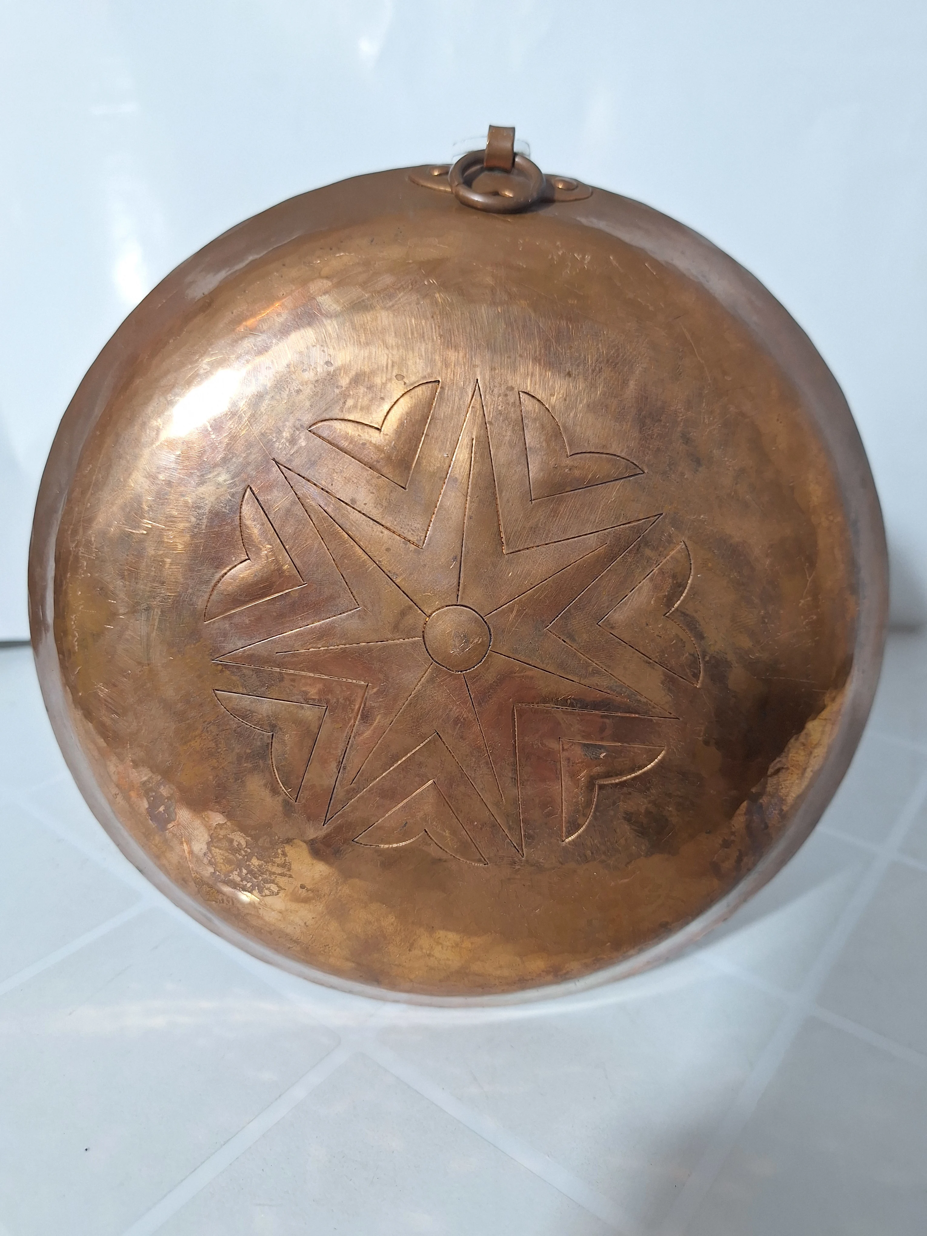 Piatto Decorativo da Parete Vintage in Rame Martellato diametro 18 cm – Artigianato con Motivo Stellato