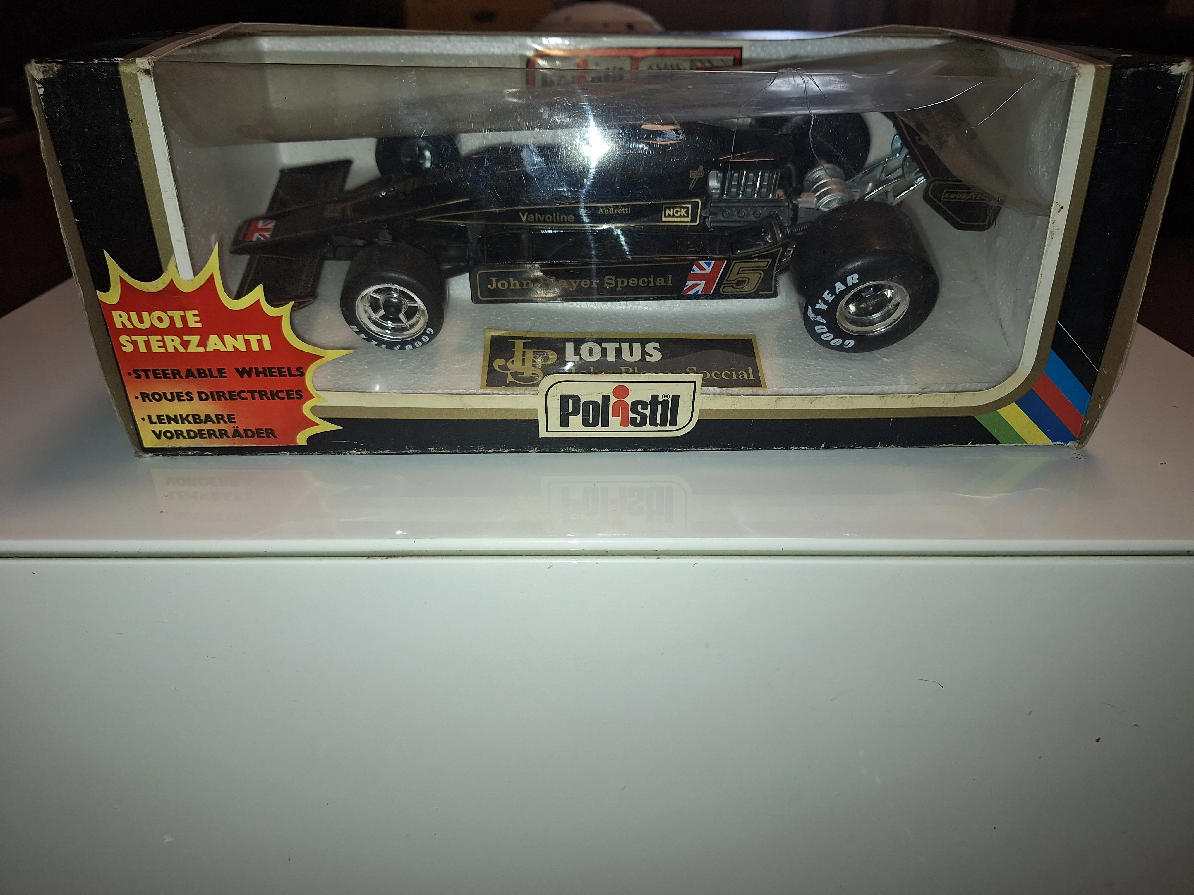 Il modellino vintage nella foto è una Lotus 78-MK3 "John Player Special" della Polistil in scala 1:16 la scatola e lunga cm 35  (codice di riferimento GG5), prodotta alla fine degli anni '70.