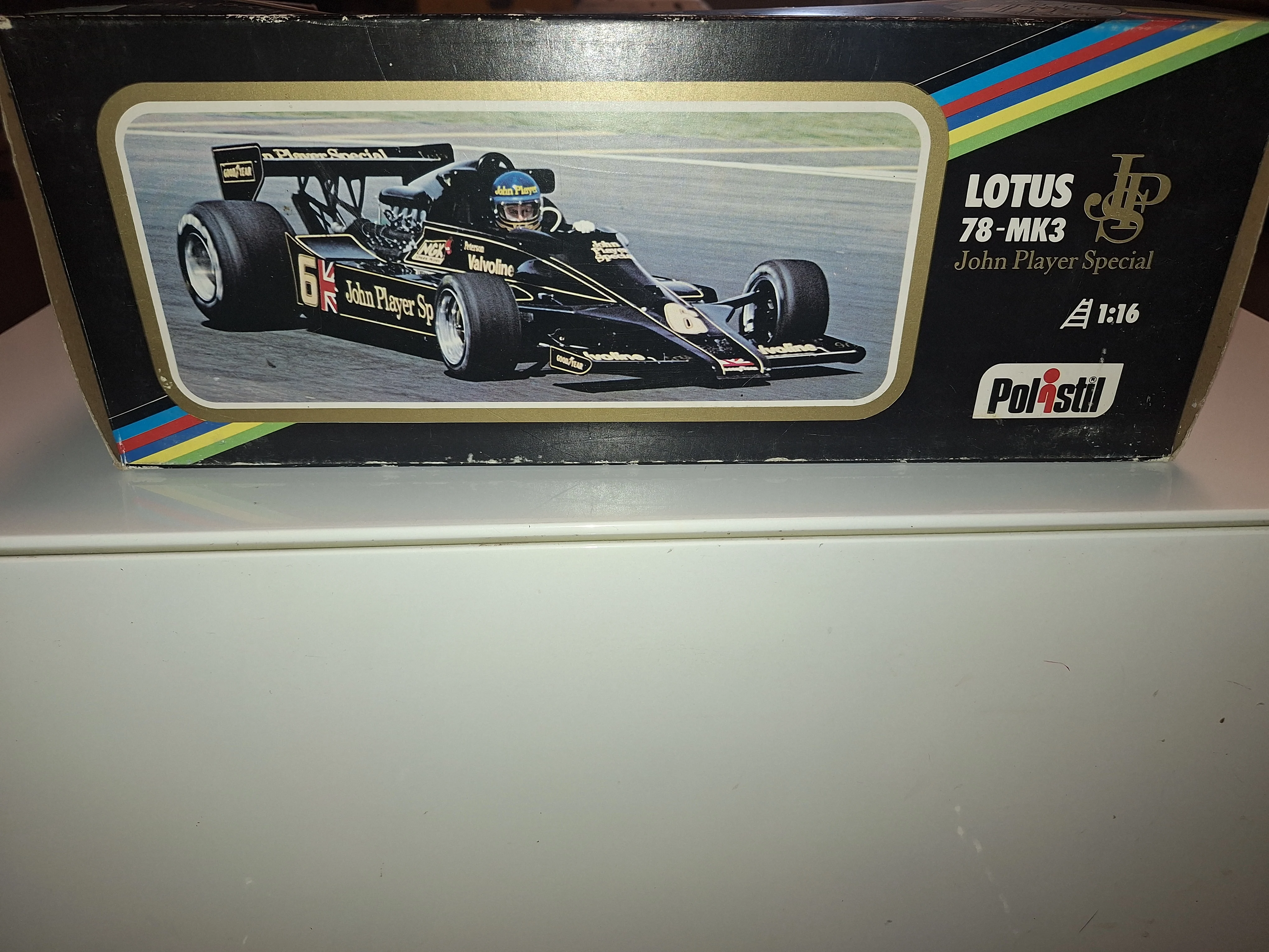 Il modellino vintage nella foto è una Lotus 78-MK3 "John Player Special" della Polistil in scala 1:16 la scatola e lunga cm 35 (codice di riferimento GG5), prodotta alla fine degli anni '70. - view 2