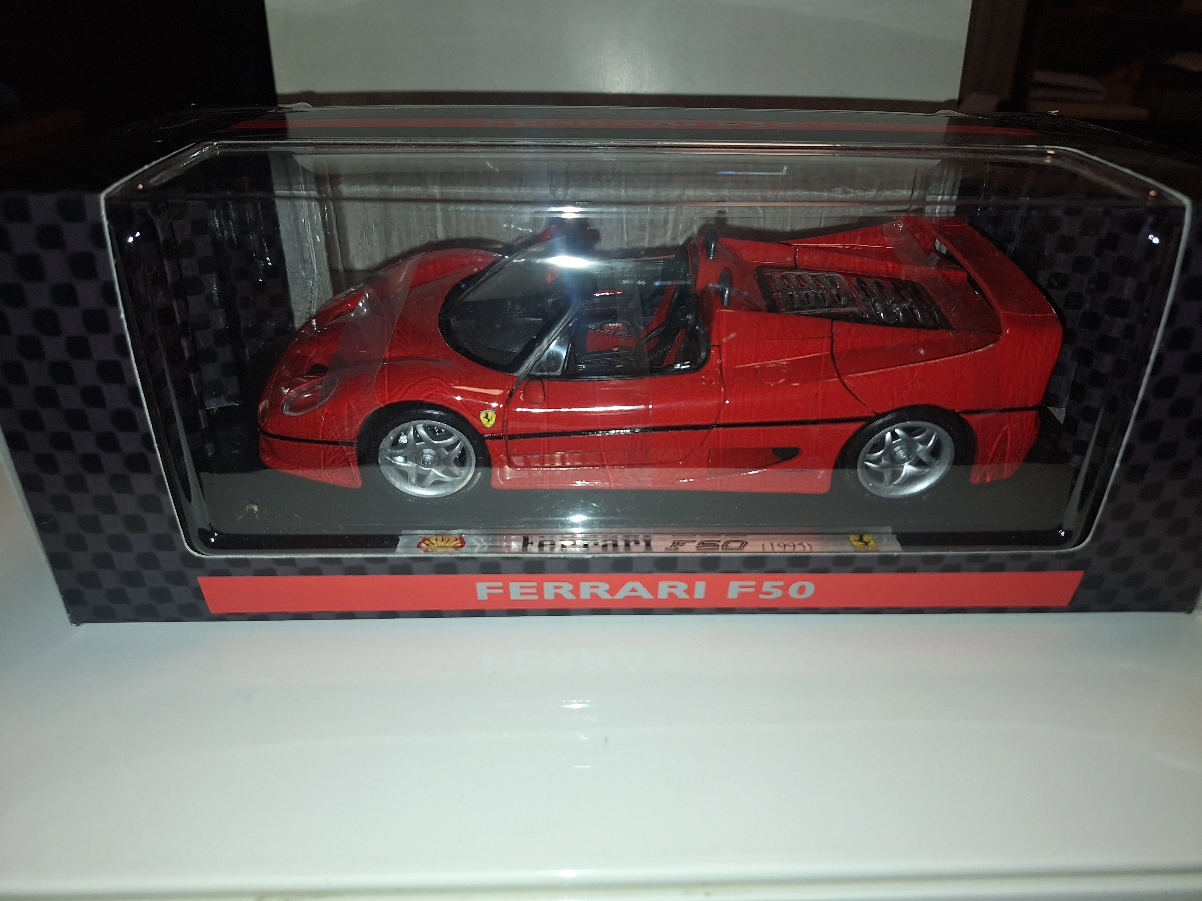 Questo modellino della Ferrari F50 del 1995 in scala 1:18, la scatola è di cm 32.5 realizzato da Maisto per la collezione promozionale "Shell Collezione", 