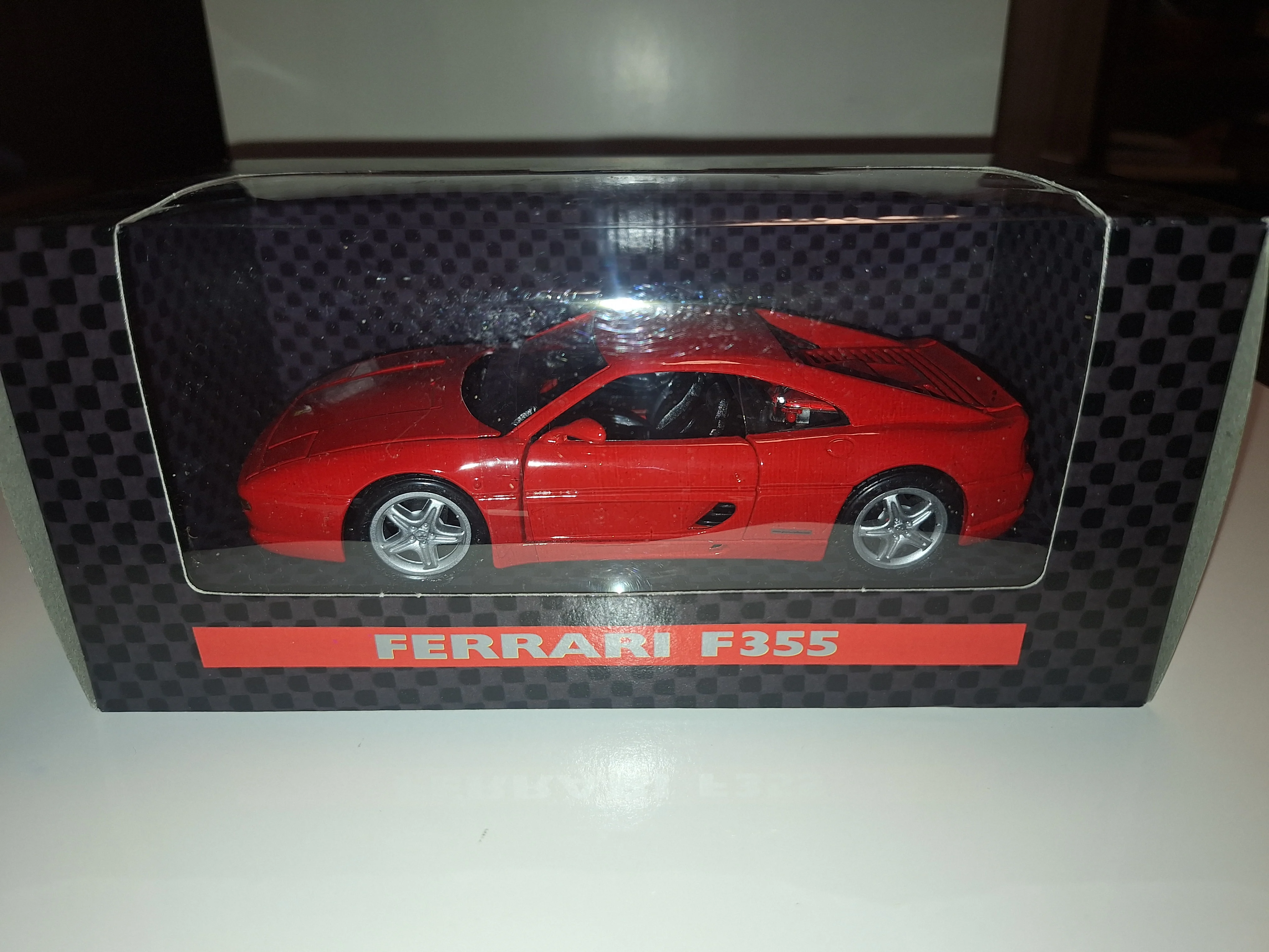  Ferrari F355 Berlinetta.Il modello è di colore rosso ed è presentato nella sua  in scale comuni come 1:18 o 1:24, scatola  lunghezza cm 22 distribuite da Shell Collection 