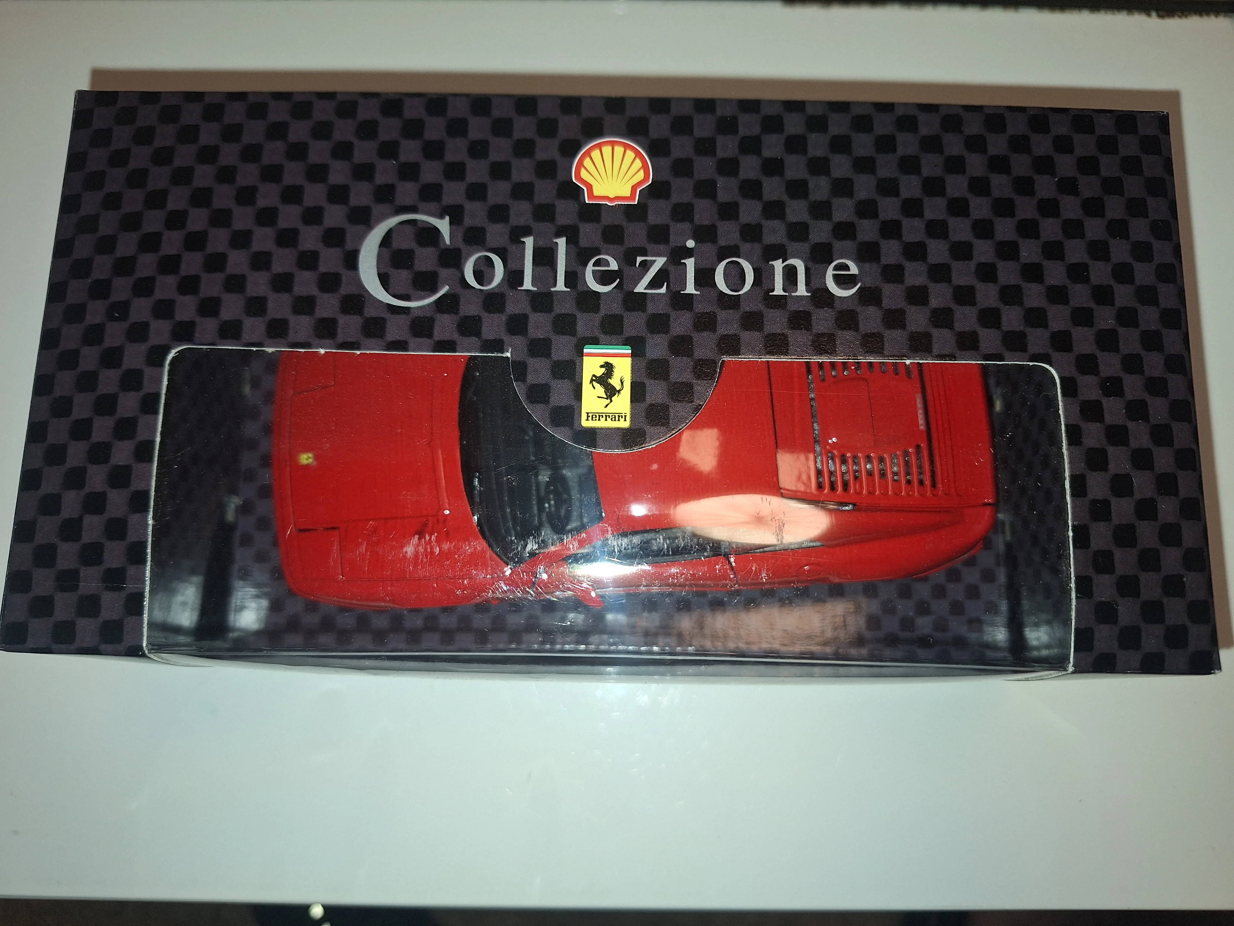 Ferrari F355 Berlinetta.Il modello è di colore rosso ed è presentato nella sua in scale comuni come 1:18 o 1:24, scatola lunghezza cm 22 distribuite da Shell Collection - view 2