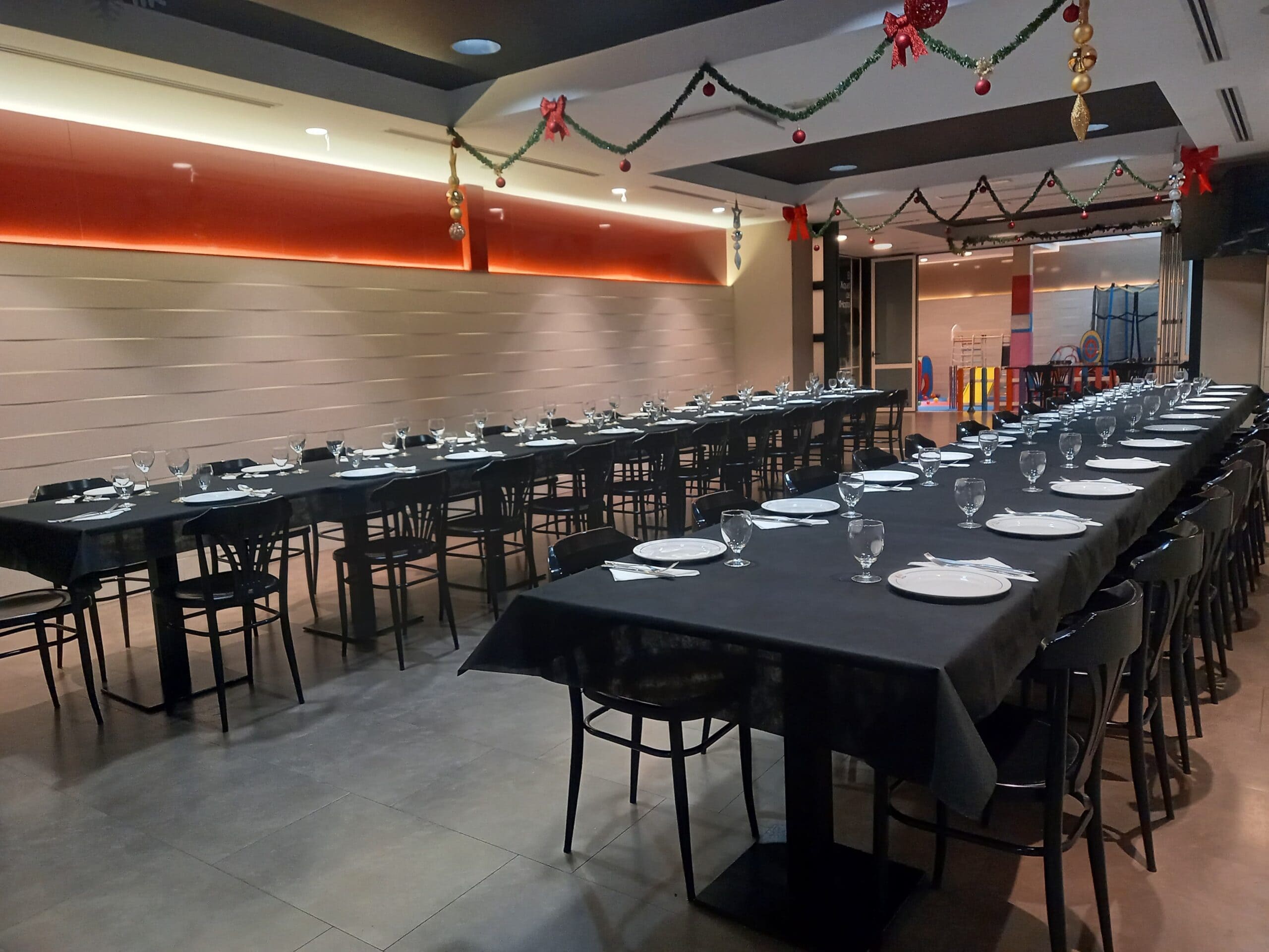 Salón principal configurado para cena