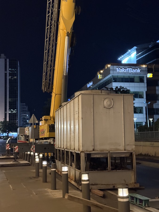 Soğutucu kule çatı montaj noktasına yerleştirme — mobil vinç koordinasyonu