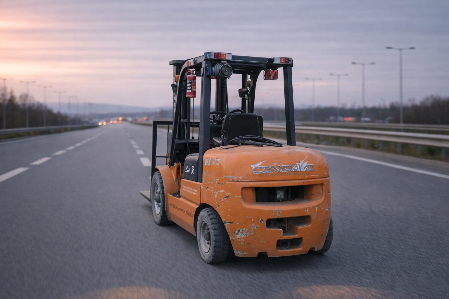 Cengaver Vinç forklift kiralama — antrepo yükleme operasyonu