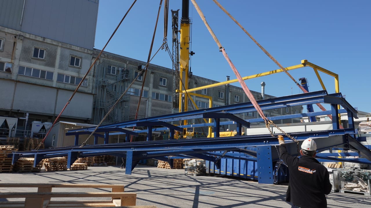 Korozo fabrikası demir montaj operasyonu — GMK6300L ve GMK4100L mobil vinç kiralama
