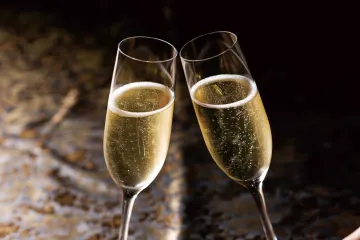 お祝いを彩る乾杯ドリンク＆抜群のロケーション | 【個室確約 結納・顔合わせプラン】フカヒレ・点心・国産和牛などを使用した中華ディナーコース＋乾杯ドリンク★中国各地の美食を銀座本店で堪能★