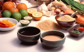 十数種類の素材を組み合わせたこだわりの生タレ2種をご用意 | 【アニバーサリープラン】神戸牛・近江牛・黒毛和牛や、旬野菜のしゃぶしゃぶ食べ放題ディナー＋乾杯スパークリング★奥渋谷に佇むしゃぶしゃぶの名店で上質な肉に舌鼓