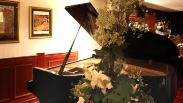 ピアノの音色に包まれた優雅なひとときを満喫 | 【乾杯スパークリング付】イベリコ豚ベジョータや天然真鯛がメインのアニバーサリープレミアムプラン【全9品】