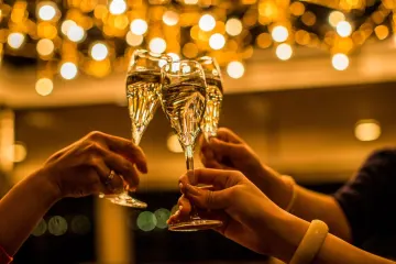 お好きなお飲み物を片手に優雅なひときを | 【陸×海★アニバーサリープラン】食後は東京湾ナイトクルーズ付き★乾杯スパークリングワイン1杯＋国産牛フィレ肉＆鮮魚のWメインフレンチディナーコース全5品+メッセージ入りお祝いケーキ付き＋食後のナイトクルーズはフリードリンク