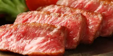 贅沢な黒毛和牛食べ比べと蟹料理で楽しむ特別なディナー | 【個室確約×接待・会食プラン】黒毛和牛サーロインとフィレの鉄板焼き食べ比べ＆蟹料理の贅沢全8品ディナーコース★大切な一日を六本木の洗練空間で過ごす【杏】