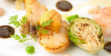 ご両家のハレの日を彩る贅沢フレンチコース | 【4〜8名様/半個室確約×顔合わせ･結納ランチプラン】旬の本格フレンチフルコース＋ワンドリンク付き★ハレの日を彩る深紅の華麗な空間★元町駅徒歩4分の好立地