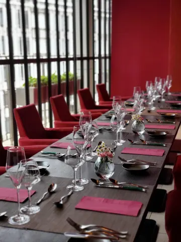 ご両家のご歓談に最適なプライベート空間 | 【4〜8名様/半個室確約×顔合わせ･結納ランチプラン】旬の本格フレンチフルコース＋ワンドリンク付き★ハレの日を彩る深紅の華麗な空間★元町駅徒歩4分の好立地