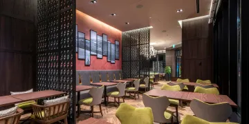 東銀座で非日常感溢れる癒しの空間を満喫 | 【最大8名 テーブル×お祝いランチプラン】全5品Wメインのフレンチコース+メッセージ付きプレート+乾杯シャンパン付き★東銀座の健康的メニューを複数人でお祝い