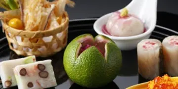 結婚記念日のお祝いを彩る和牛ステーキ付きの高級懐石コース＋半個室確約 | 窓側半個室確約！【結婚記念日・誕生日お祝いプラン】和牛肉のステーキ付コース全10品＋1ドリンク付き！【懐石京錦】★東京駅の夜景を望む贅沢なホテルディナー★