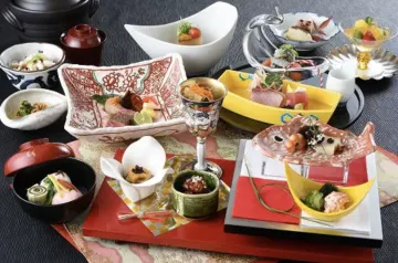 繊細な職人技に舌鼓〜季節の恵みを堪能する贅沢な美食体験 | 【6〜40名様 / オーシャンビューの個室確約★ご長寿お祝いプラン】1830年創業・老舗料亭伝統の味に舌鼓★お祝い懐石×ちゃんちゃんこ無料貸出サービス有〜グランドプリンスホテル広島20階