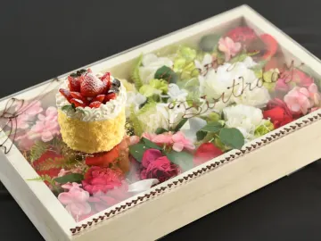 記念日を華やかにお祝い★乾杯用スパークリングワイン＋メッセージを添えたアニバーサリーケーキ | 【アニバーサリーランチプラン】イタリアンコース全6品＋乾杯用スパークリングワイン＋メッセージを添えたアニバーサリーケーキ★ホテルモントレ ラ・スールギンザ〜銀座の大人の隠れ家で過ごすとっておきのアニバーサリーランチ