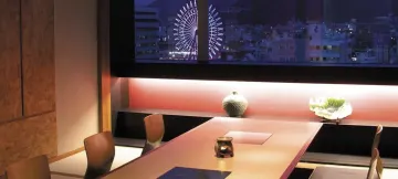 周りを気にせず寛げる個室★温もり溢れるプライベート空間で祝う特別な夜 | 【最大50名様 / 大人数利用でも安心♪周りを気にせず寛げる個室確約★お祝いディナープラン】鯛浜焼きや和牛プレート焼を含むお祝い懐石＋乾杯用スパークリングワイン〜大切なお祝いの席にぴったりなオプション有★とっておきの演出でサプライズ〜小倉エリアの大人の隠れ家で華やかに祝う至福のひととき